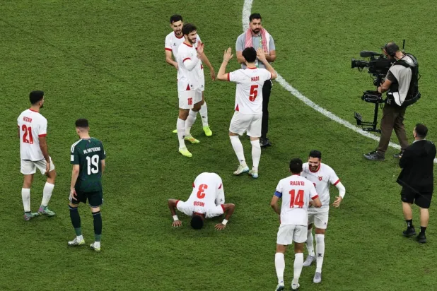 لاعبو الأردن يحتفلون بالفوز على الصقور الخضر والتأهل للنهائي العربي (تصوير: سعد العنزي)