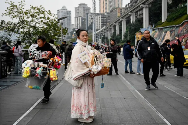 بائعون في شارع تجاري بإحدى مدن جنوب شرقي الصين (أ.ف.ب)