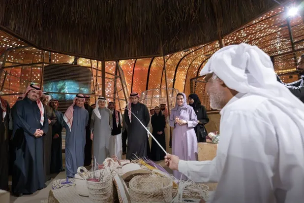 وزير السياحة مع رئيس «أرامكو السعودية» يقوم بجولة في مركز الملك عبد العزيز الثقافي العالمي في المنطقة الشرقية (الشرق الأوسط)