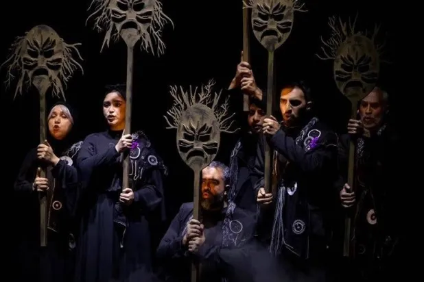 مشهد من مسرحية «تكلم حتى أراك» في أول أيام المهرجان (هيئة المسرح)