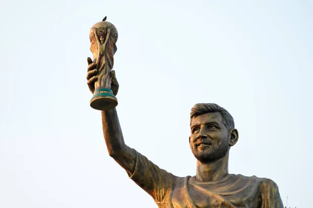 تمثالٌ لنجم كرة القدم الأرجنتيني ليونيل ميسي (أ.ب)