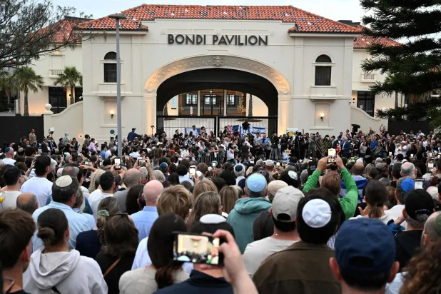 تجمّع المشيّعون في جناح بوندي لإحياء ذكرى ضحايا حادث إطلاق النار على شاطئ بوندي في سيدني بتاريخ 16 ديسمبر 2025. وقد وافق قادة أستراليا على تشديد قوانين حيازة الأسلحة بعد أن قتل مهاجمون 15 شخصاً بمهرجان يهودي على شاطئ بوندي في أسوأ حادث إطلاق نار جماعي منذ عقود (أ.ف.ب)