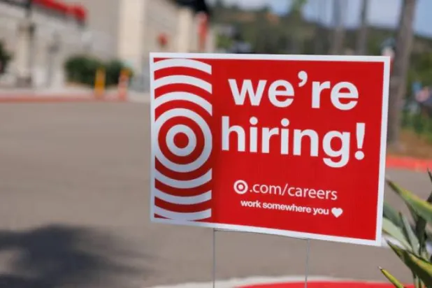 لافتة «نحن نوظّف» معروضة خارج أحد متاجر «تارغت» في إنسينيتاس بولاية كاليفورنيا (رويترز)