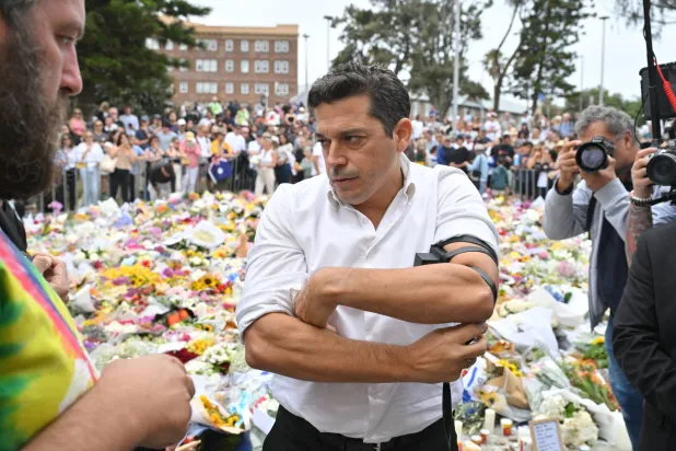 وزير شؤون الشتات الإسرائيلي عميحاي شيكلي يستعد للصلاة عند نصب تذكاري لضحايا الهجوم على شاطئ سيدني اليوم الثلاثاء (إ.ب.أ)