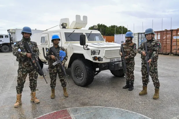 عناصر من «اليونيفيل» خلال دورية في بلدة ميس الجبل بجنوب لبنان (إ.ب.أ)