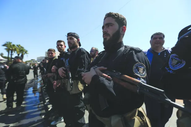 عناصر من قوات الأمن السورية في ساحة الأمويين بدمشق 8 ديسمبر 2025 (أ.ف.ب)