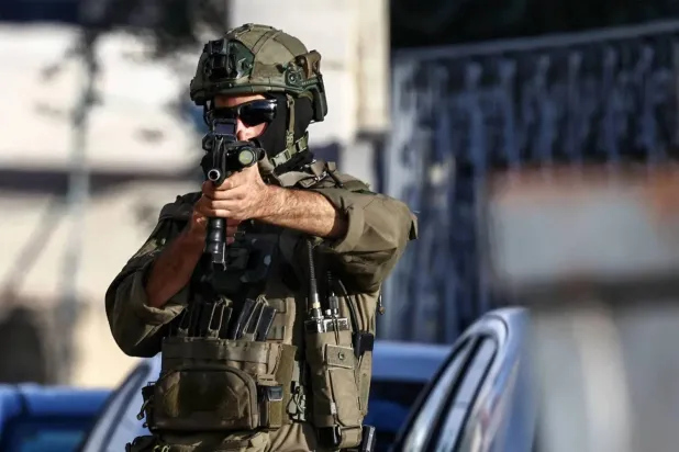 جندي إسرائيلي يصوّب سلاحه خلال دورية في رام الله (أرشيفية - أ.ف.ب)
