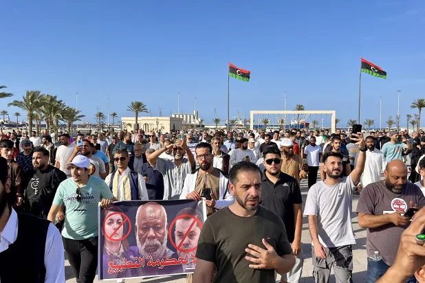 جانب من مظاهرات سابقة خرجت في طرابلس للمطالبة برحيل حكومة الدبيبة 22 مايو الماضي (إ.ب.أ)