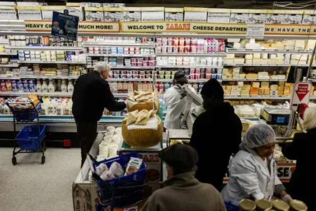 يتسوق الناس في سوبرماركت بمدينة نيويورك (رويترز)
