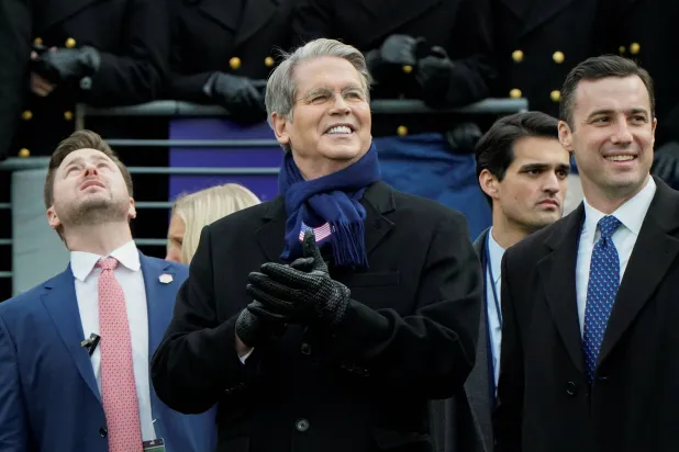 سكوت بيسنت قبل مباراة كرة القدم السنوية بين فريقي الجيش والبحرية في بالتيمور بماريلاند (رويترز)