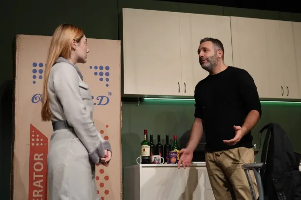 الثنائي وسام صليبا وجنيفر يمّن في «شو كارلوس أحسن منّي؟» (مسرح مونو)
