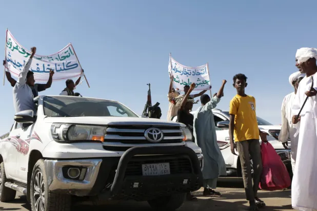 سودانيون يتظاهرون دعماً للجيش في مروي الأحد 13 ديسمبر الجاري (إ.ب.أ)