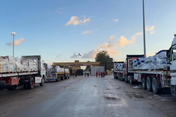 مساعدات مصرية تتكدس أمام معبر رفح بانتظار السماح بدخولها إلى قطاع غزة (الهلال الأحمر المصري)