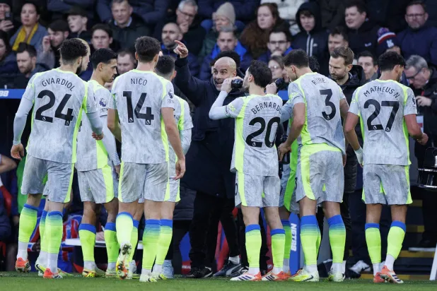 بيب غوارديولا مدرب مانشستر سيتي ولاعبيه (إ.ب.أ)