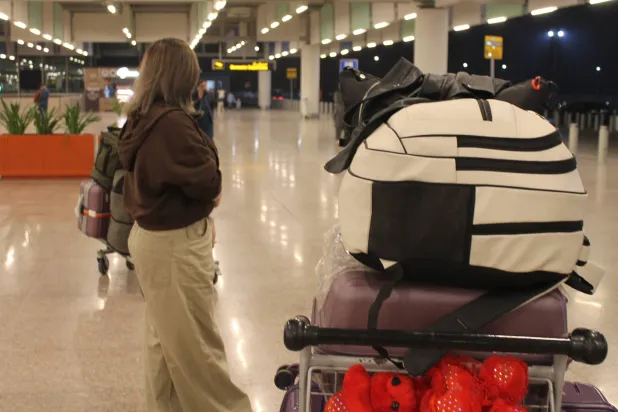 صورة ملتقطة في 3 نوفمبر 2025 في العاصمة الباكستانية إسلام آباد تظهر امرأة أفغانية تنتظر في المطار قبل مغادرتها إلى ألمانيا (د.ب.أ)
