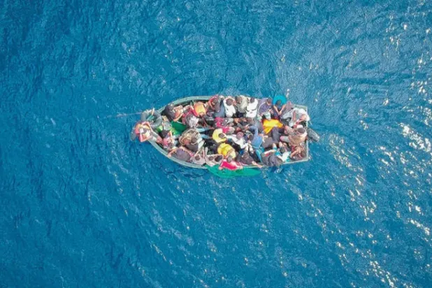 مهاجرون غير شرعيين داخل زورق في البحر المتوسط (أرشيفية - أ.ف.ب)