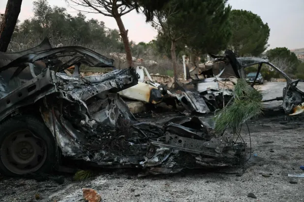 حطام سيارة استهدفتها غارة إسرائيلية في بلدة العديسة الحدودية مع إسرائيل بجنوب لبنان وأسفرت عن سقوط قتيل (أ.ف.ب)