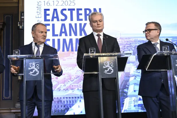 رئيس الوزراء البولندي دونالد توسك (يسار) ورئيس ليتوانيا جيتاناس ناوسيدا (وسط) ورئيس الوزراء الفنلندي بيتري أوربو (يمين) خلال المؤتمر الصحافي لقمة الجبهة الشرقية في «الناتو» في هلسنكي... فنلندا 16 ديسمبر 2025 (إ.ب.أ)
