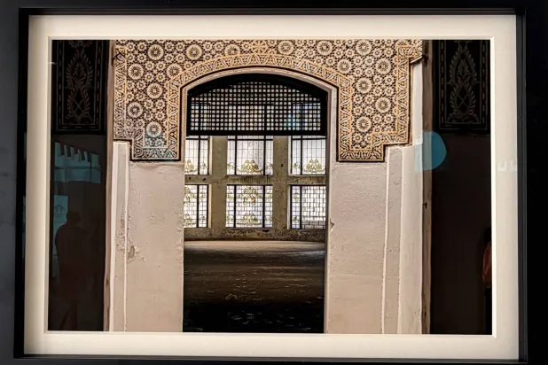 الرسومات الملونة على نوافذ المبنى القديم (الشرق الأوسط)