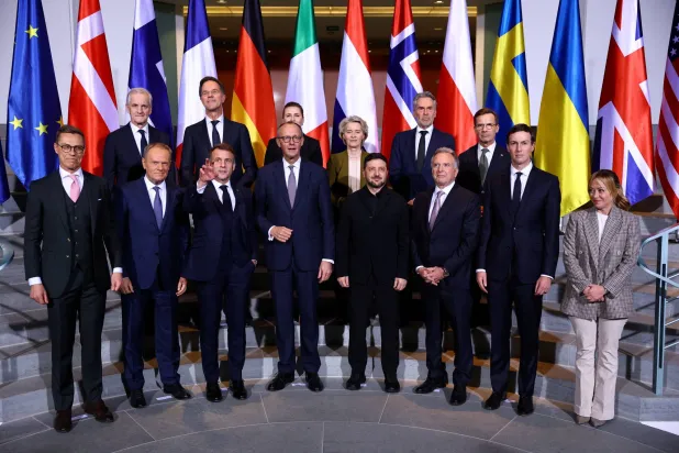 الرئيس الأوكراني فولوديمير زيلينسكي وصهر الرئيس الأميركي دونالد ترمب جاريد كوشنر والمبعوث الأميركي الخاص ستيف ويتكوف والمستشار الألماني فريدريش ميرتس يلتقطون صورة جماعية مع القادة الأوروبيين في مقر المستشارية الألمانية ببرلين 15 ديسمبر 2025 (رويترز)