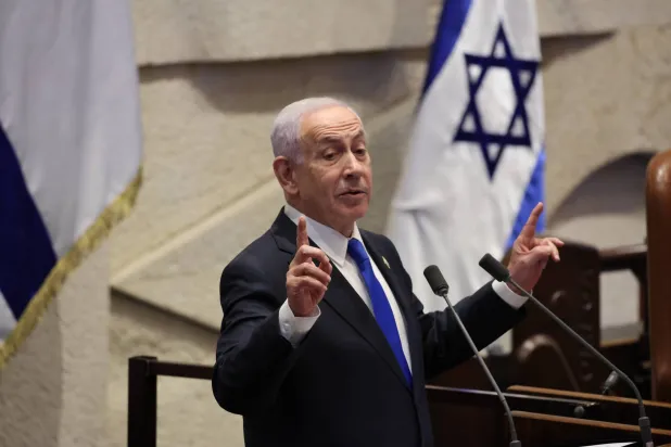 رئيس الوزراء الإسرائيلي بنيامين نتنياهو يلقي خطاباً خلال جلسة عامة للكنيست في القدس 8 ديسمبر 2025 (إ.ب.أ)