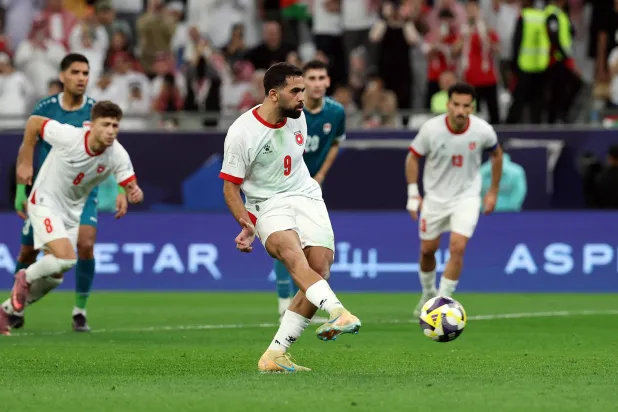 علي علوان مهاجم المنتخب الأردني (رويترز)