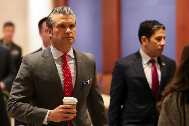 ABD Savunma Bakanı Pete Hegseth, 16 Aralık 2025'te Washington, D.C.'deki Kongre binasında yürürken (Reuters)