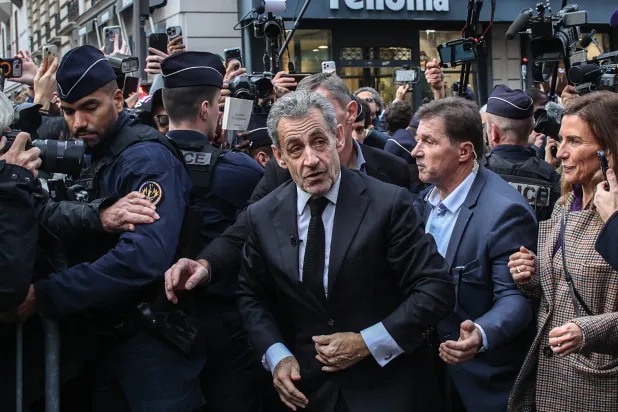 الرئيس الفرنسي السابق نيكولا ساركوزي يصل لتوقيع نسخ من كتابه «مذكرات سجين» (Le journal d'un prisonnier)، الذي يروي فيه فترة احتجازه التي دامت ثلاثة أسابيع في مكتبة «لا مارتين» بباريس في فرنسا 10 ديسمبر 2025 (إ.ب.أ)
