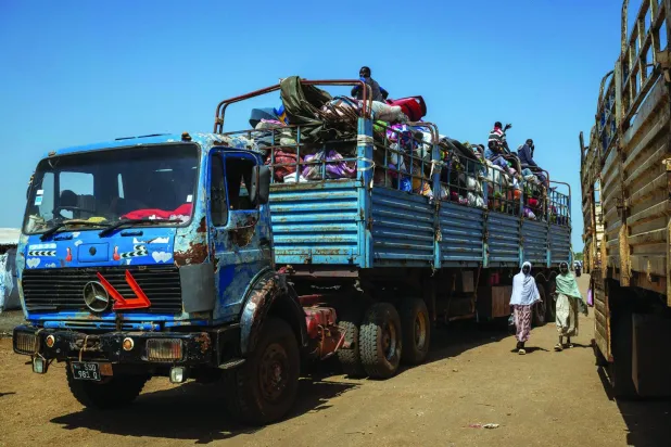 شاحنة محمّلة بممتلكات شخصية لعائلات نازحة تنتظر مغادرة نقطة حدودية في مقاطعة الرنك بجنوب السودان (أرشيفية - أ.ف.ب)