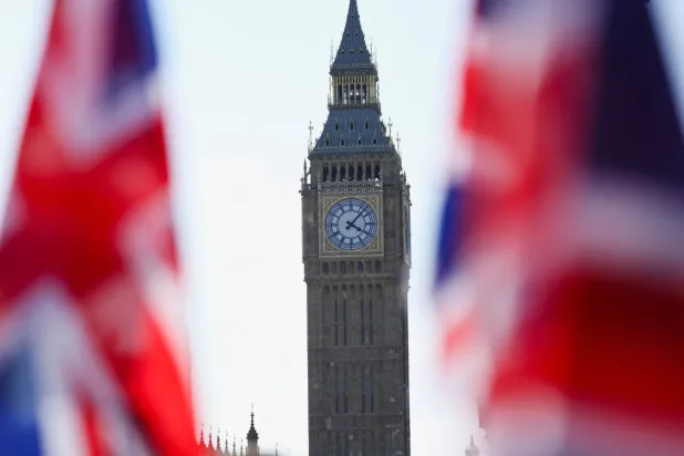 Londra'daki Parlamento Meydanı'nda Big Ben'in yakınında dalgalanan İngiliz bayrakları (Reuters)