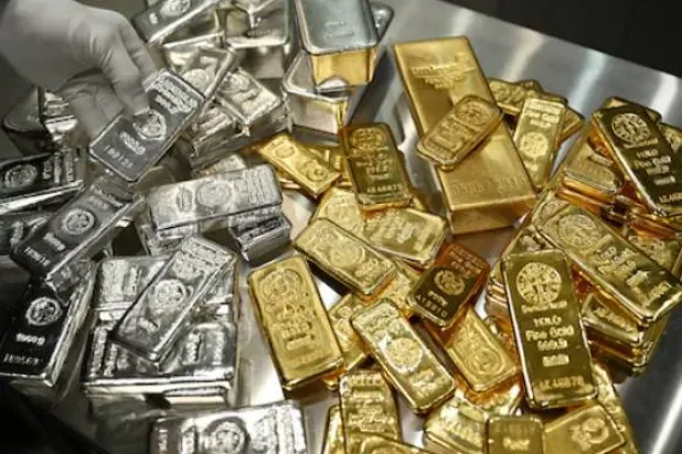 تُرصّ سبائك الذهب والفضة داخل غرفة صناديق الودائع الآمنة في دار الذهب «برو أوروم» بمدينة ميونيخ (رويترز)