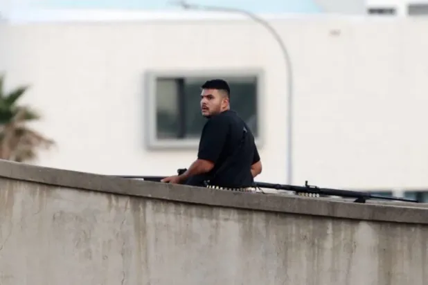  Naveed Akram'ın Bondi Plajı saldırısı sırasında çekilmiş fotoğrafı (Avustralya medyası)