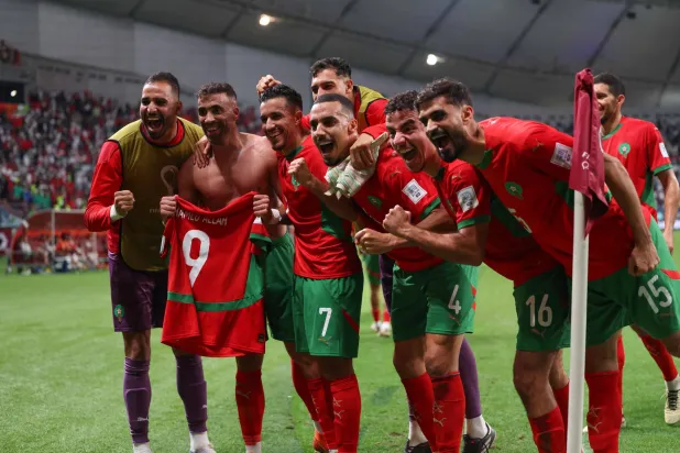 لاعبو المغرب يحتفلون ببلوغ نهائي كأس العرب (أ.ف.ب)