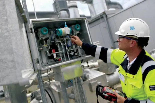 مهندس يتحكم في تدفق الغاز بمنشأة تخزينه في ألمانيا (رويترز)