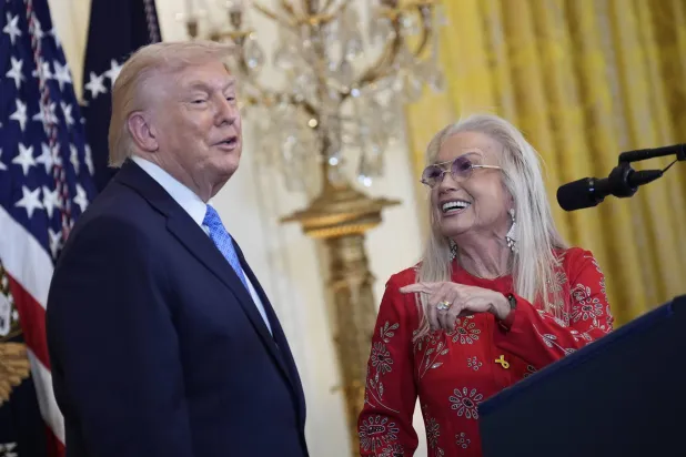 ترمب مازحاً: ميريام أديلسون عرضت عليّ «250 مليون دولار» للترشح لولاية ثالثة 