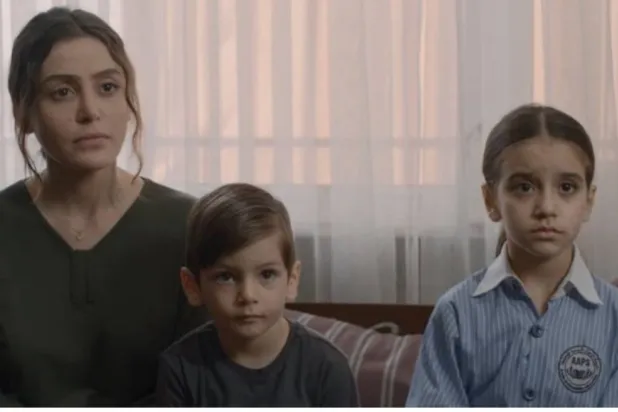 الطفلان شادي وجولي مع والدتهما سلمى في المسلسل (فيسبوك)