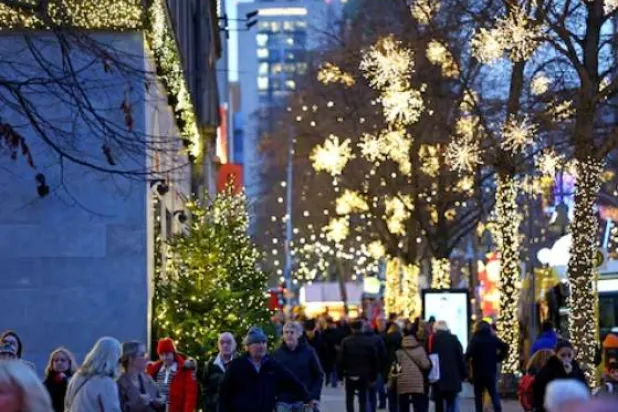 يمشي أشخاص خارج متجر «كاوفهاوس ديس فيستنز» خلال موسم عيد الميلاد في برلين (رويترز)