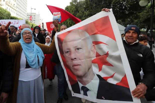 أنصار الرئيس التونسي يتظاهرون لدعمه وسط العاصمة (إ.ب.أ)