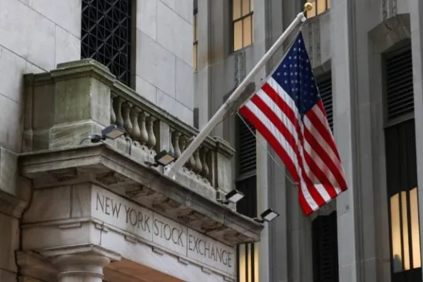 مدخل وول ستريت إلى بورصة نيويورك (رويترز)