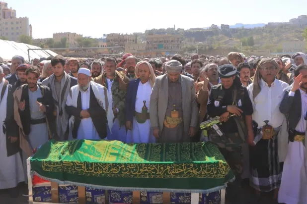 تشييع قيادي حوثي توفي بشكل غامض في إب وسط تكهنات باغتياله جراء خلافات مالية (إعلام حوثي)