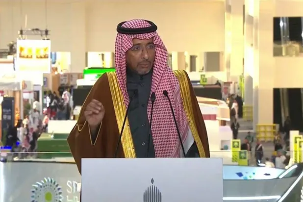 وزير الصناعة والثروة المعدنية السعودي بندر الخريف خلال المؤتمر الصحافي الحكومي (الشرق الأوسط)