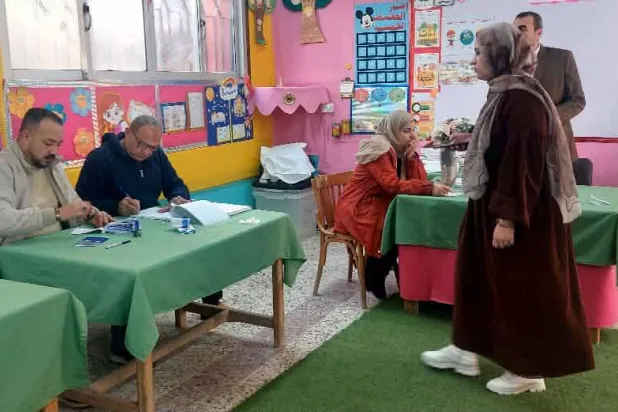ناخبة قبل الإدلاء بصوتها في محافظة دمياط بشمال مصر (تنسيقية شباب الأحزاب)
