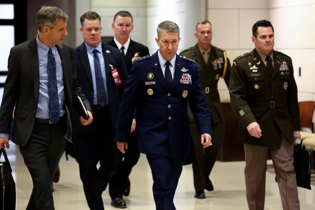 رئيس هيئة الأركان المشتركة الجنرال دان كين لدى وصوله إلى مبنى الكابيتول في واشنطن العاصمة لتقديم إحاطة لأعضاء مجلس الشيوخ حول الوضع في فنزويلا (رويترز)
