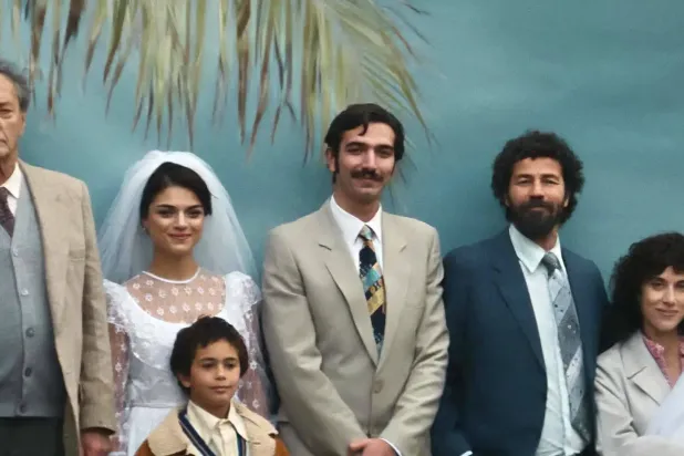 الفنان محمد بكري في لقطة مع أسرته من فيلم «اللي باقي منك» (الشركة المنتجة)