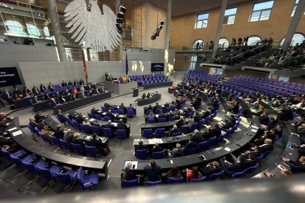 المستشار الألماني فريدريش ميرتس (في الوسط) يُلقي خطاباً خلال جلسة للبرلمان الألماني (بوندستاغ) ببرلين 17 ديسمبر 2025 (إ.ب.أ)
