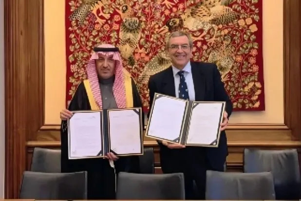 جانب من توقيع الهيئة العامة للمنافسة ومنظمة التعاون الاقتصادي والتنمية لاستضافة السعودية البرنامج الإقليمي لبناء القدرات في مجال المنافسة بالمنطقة (الشرق الأوسط)