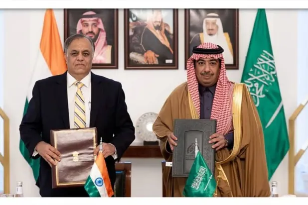 عبد المجيد السماري وكيل الوزارة لشؤون المراسم مع السفير الهندي لدى السعودية الدكتور سهيل إعجاز بعد توقيع الاتفاقية (الخارجية السعودية)