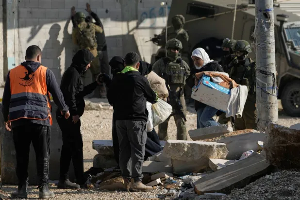 فلسطينيون يجمعون ممتلكاتهم قبل عمليات هدم المنازل المخطط لها من قبل الجيش الإسرائيلي في مخيم نور شمس للاجئين في مدينة طولكرم بالضفة الغربية 17 ديسمبر 2025 (أ.ب)