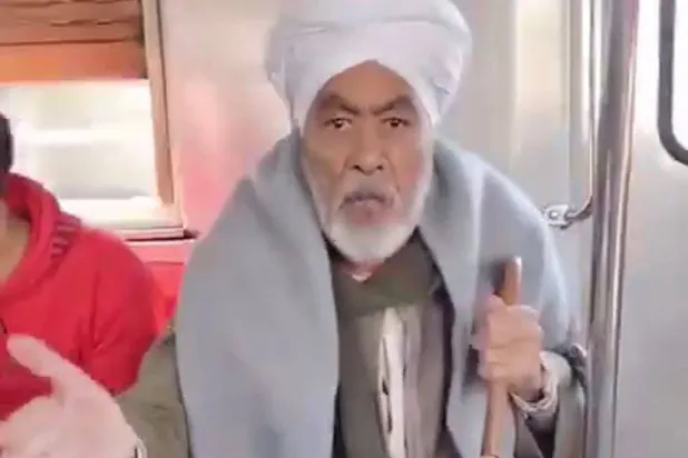 مشهد من مقطع الفيديو المتداول لمُسن مصري يعنف فتاة بسبب جلستها (فيسبوك)