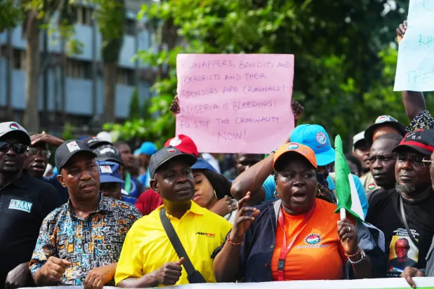 مسلحون يختطفون ما لا يقل عن 13 مصلياً من كنيسة في ولاية كوجي (أ.ب)